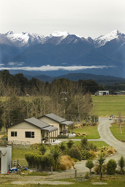 Blue Mountain Cottages are located on the Southern Scenic Route between Te Anau and Manapouri in Southland." TITLE="Blue Mountain Cottages are located on the Southern Scenic Route between Te Anau and Manapouri in Southland.